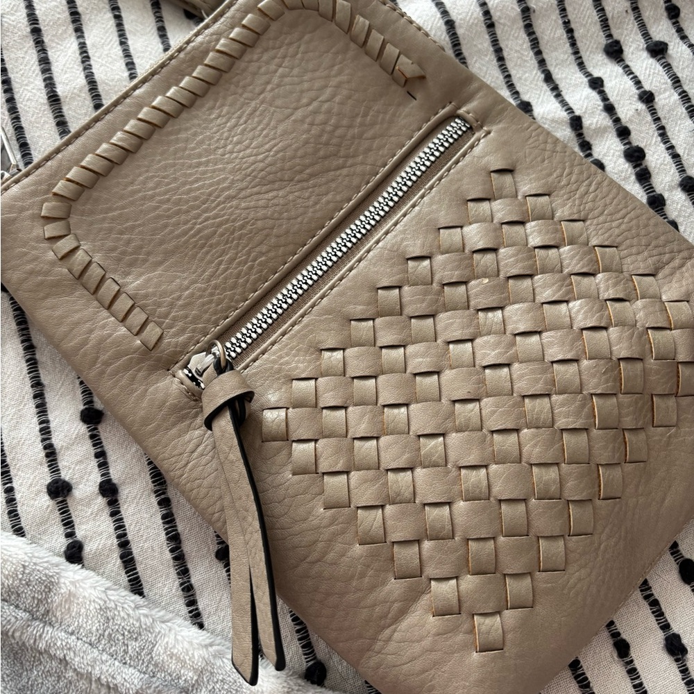 Elegant Tan Leather Crossbody Bag